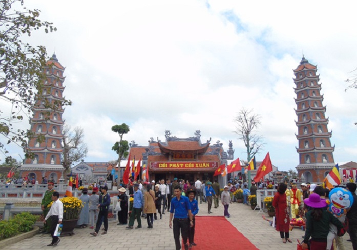 Rất nhiều Phật tử ghé thăm chùa Hoằng Phúc
