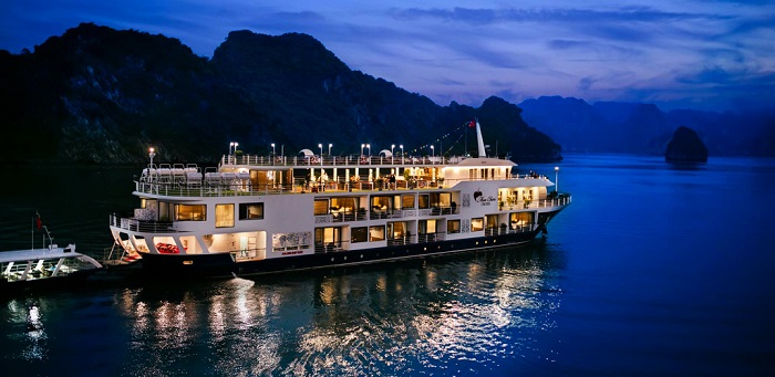 Ngày càng có nhiều du khách có xu hướng chọn du lịch bằng hình thức tàu ngủ đêm (du thuyền) 